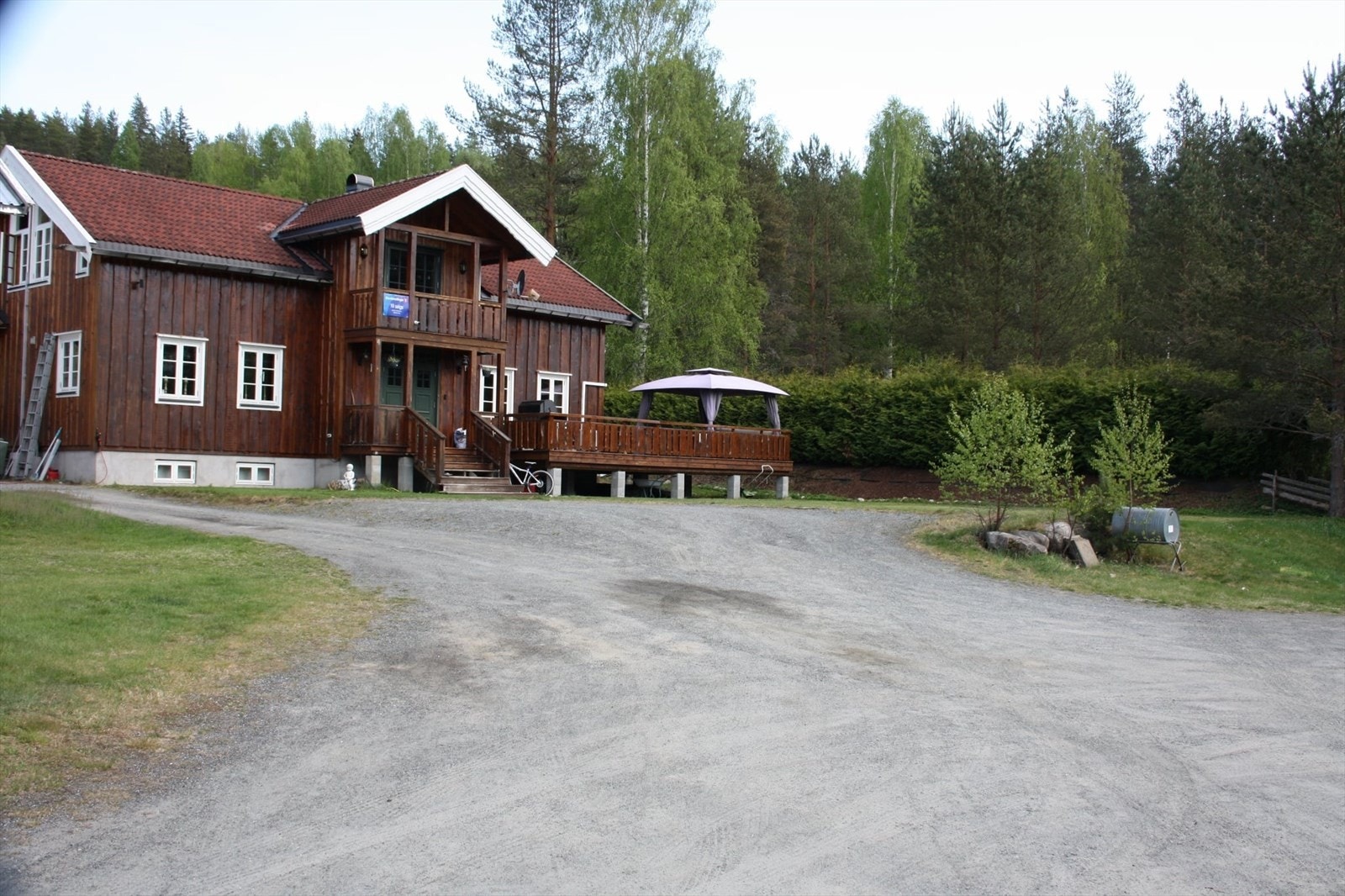 Stor gruset gårdsplass med god plass til parkering. Galleribilde