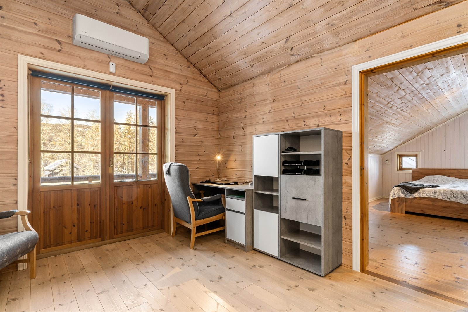 Utgang til luftebalkong. Luft til luft varmepumpe også i 2. etasje. Galleribilde