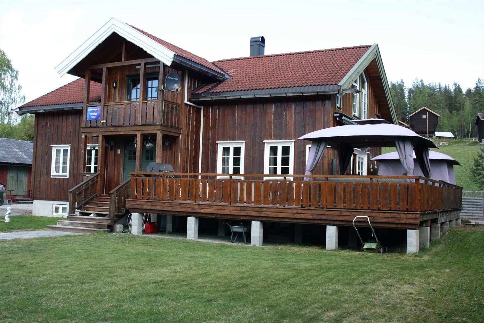 Stor terrasse. Galleribilde