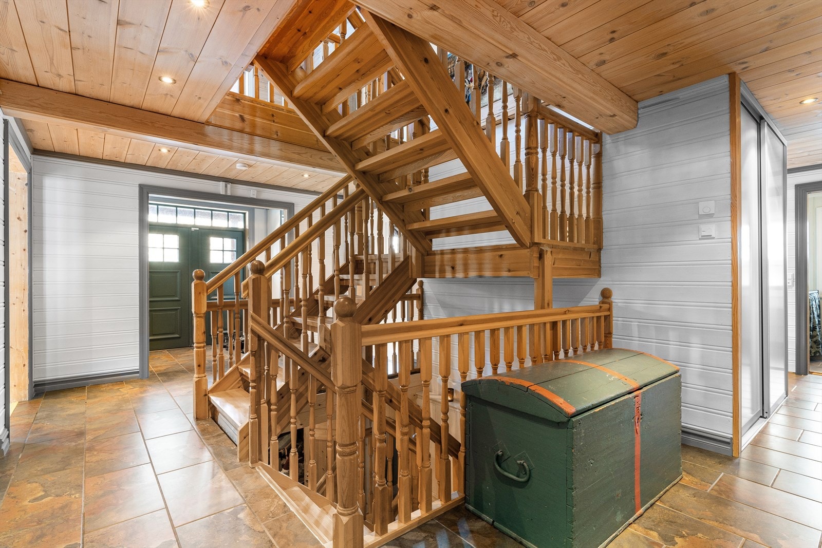 Velkommen inn! Vindfant og stor trappegang. Galleribilde