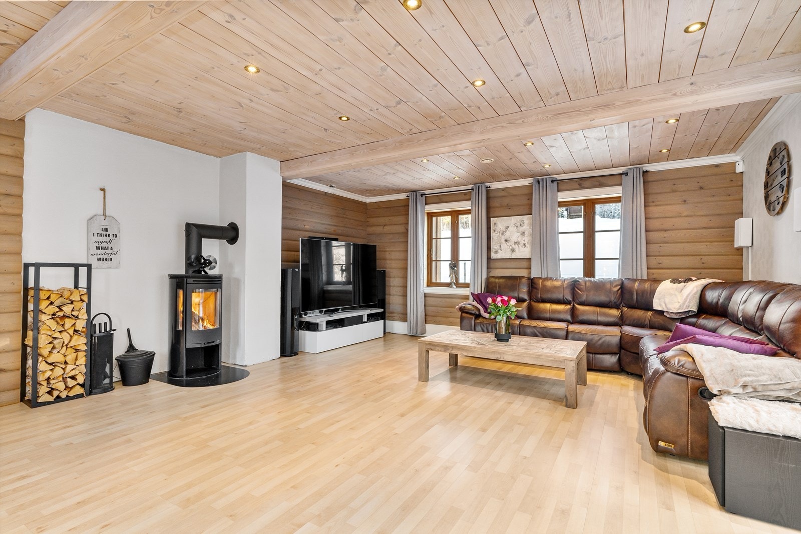 Store vindusflater og godt med naturlig lys. Galleribilde