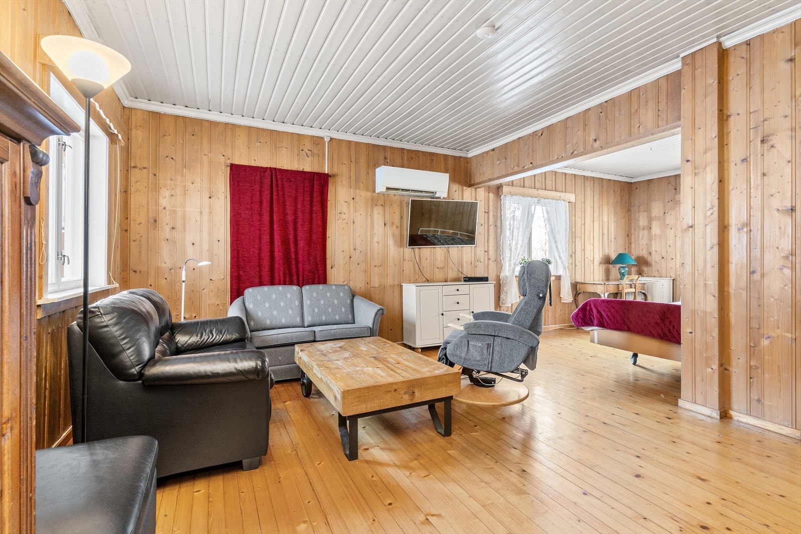 Stue med ildsted og luft til luft varmepumpe. Galleribilde