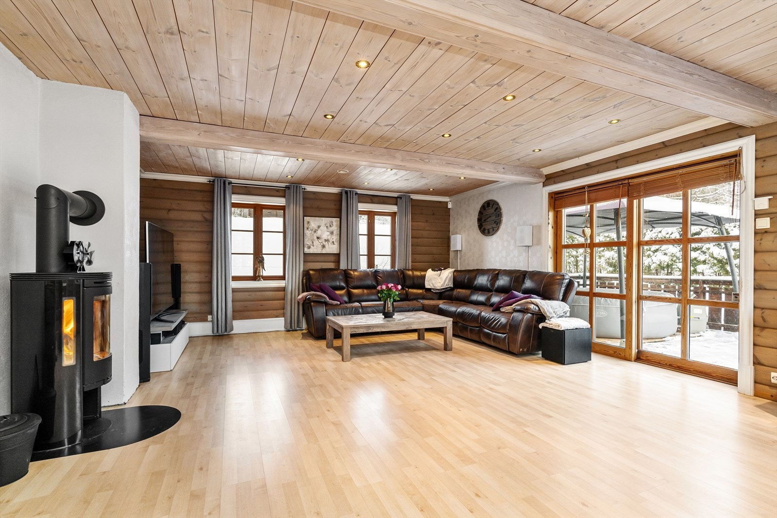 Romslig stue med god plass til flere møbleringssoner. Galleribilde