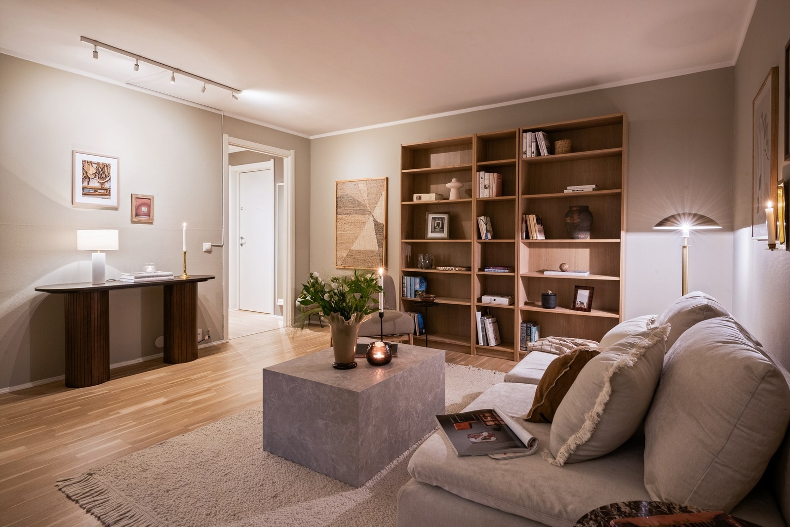 Et sosialt og hyggelig rom med plass til å invitere venner og familie til hyggelige sammenkomster. Galleribilde