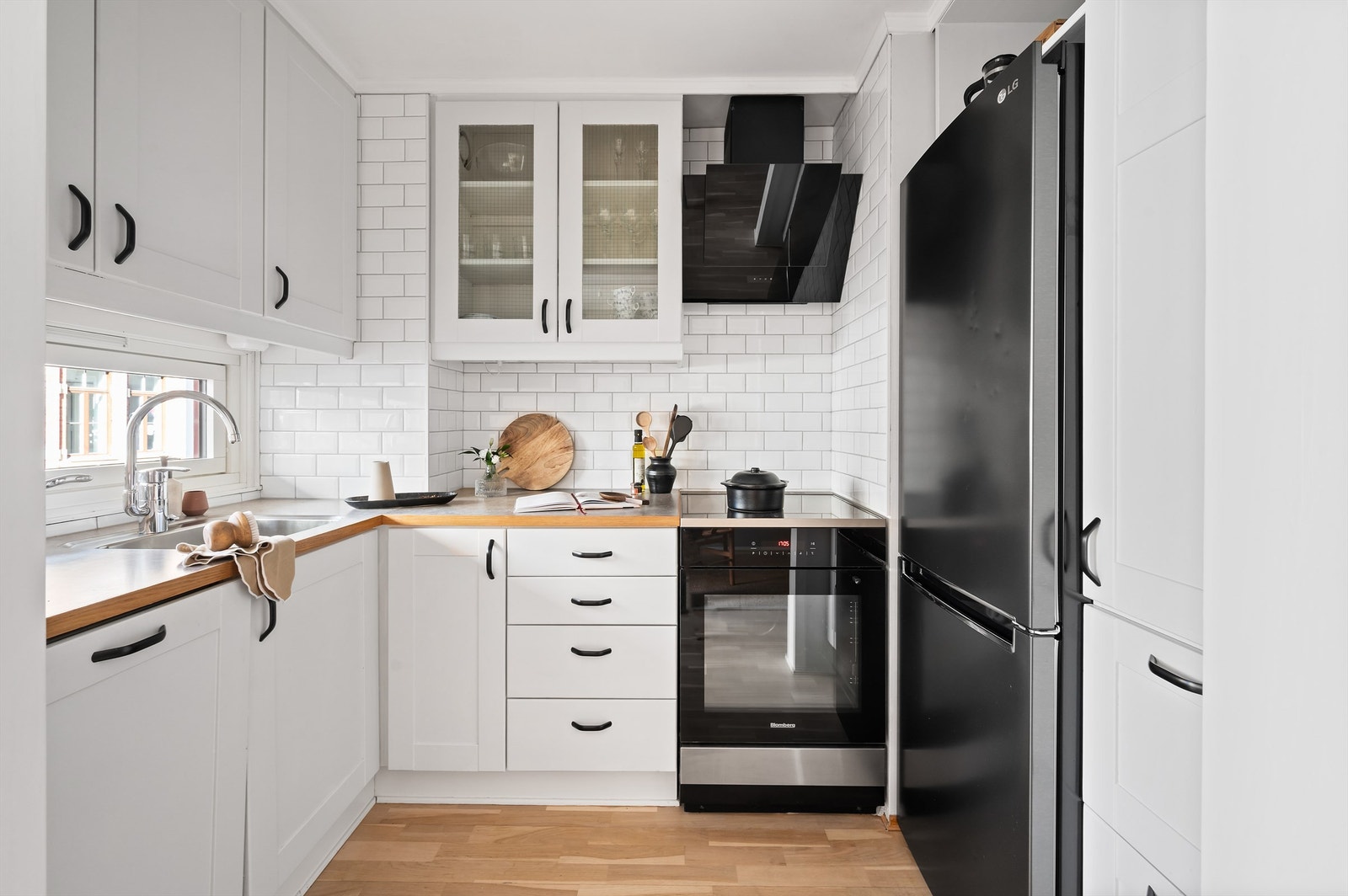 Hvitevarene består av integrert oppvaskmaskin og frittstående komfyr/stekeovn og kjøleskap. Hvitevarene medfølger. Kullfilterventilator over kokeplass samt waterguard installert under oppvaskkum. Galleribilde