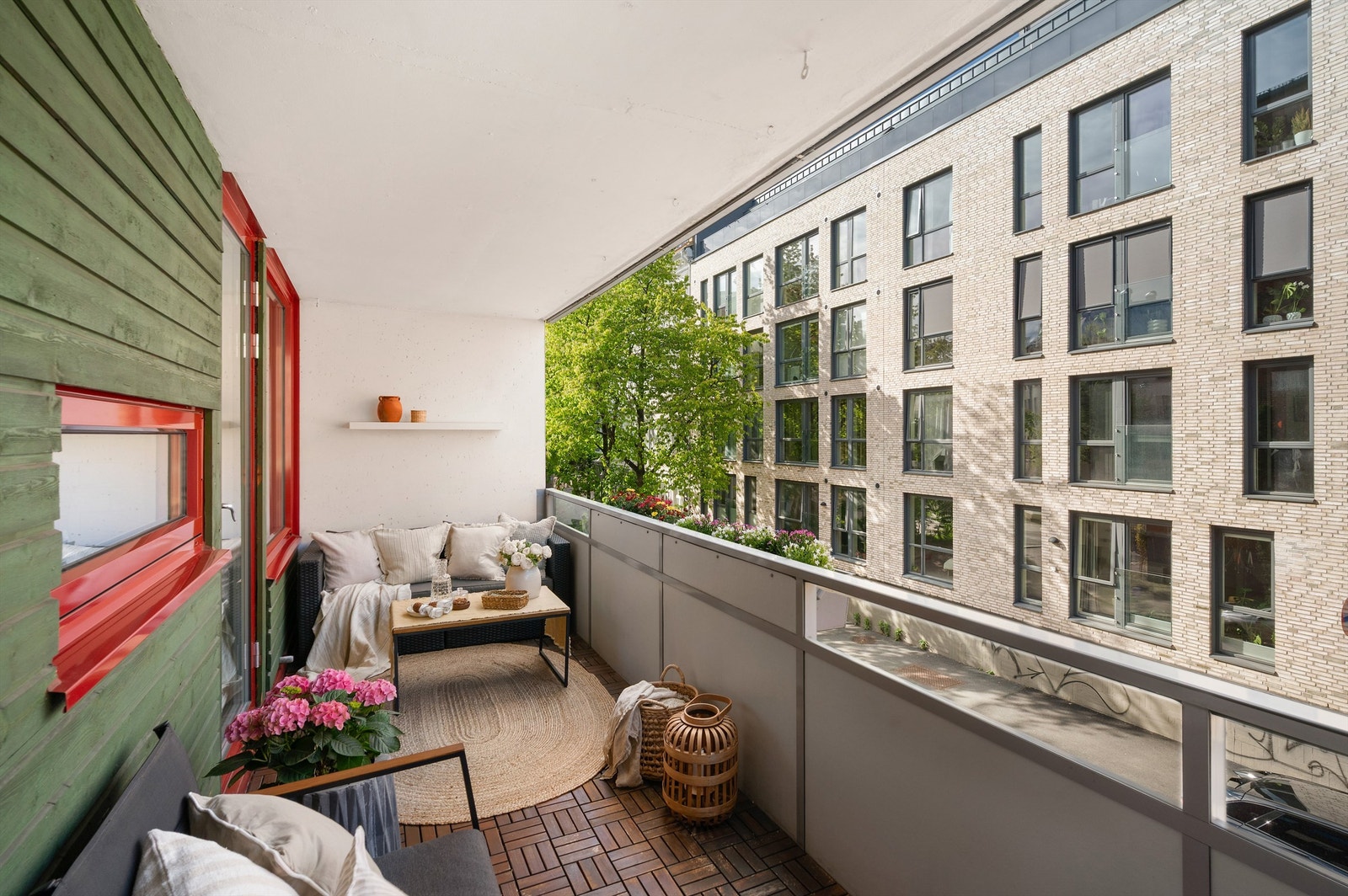 Balkongen vender mot nord og er sval og deilig på de varme sommerdagene. Galleribilde