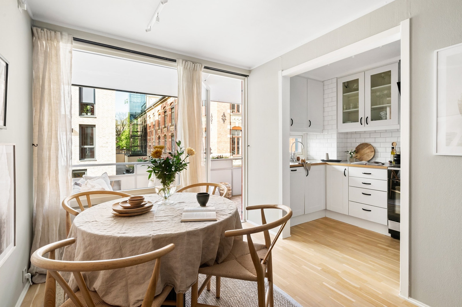 Lyst og pent kjøkken som ligger i delvis åpen løsning med stuen. Den åpne og sosiale kjøkkenløsningen oppleves behagelig - her har du en god kommunikasjon med stue/spisestue. Galleribilde