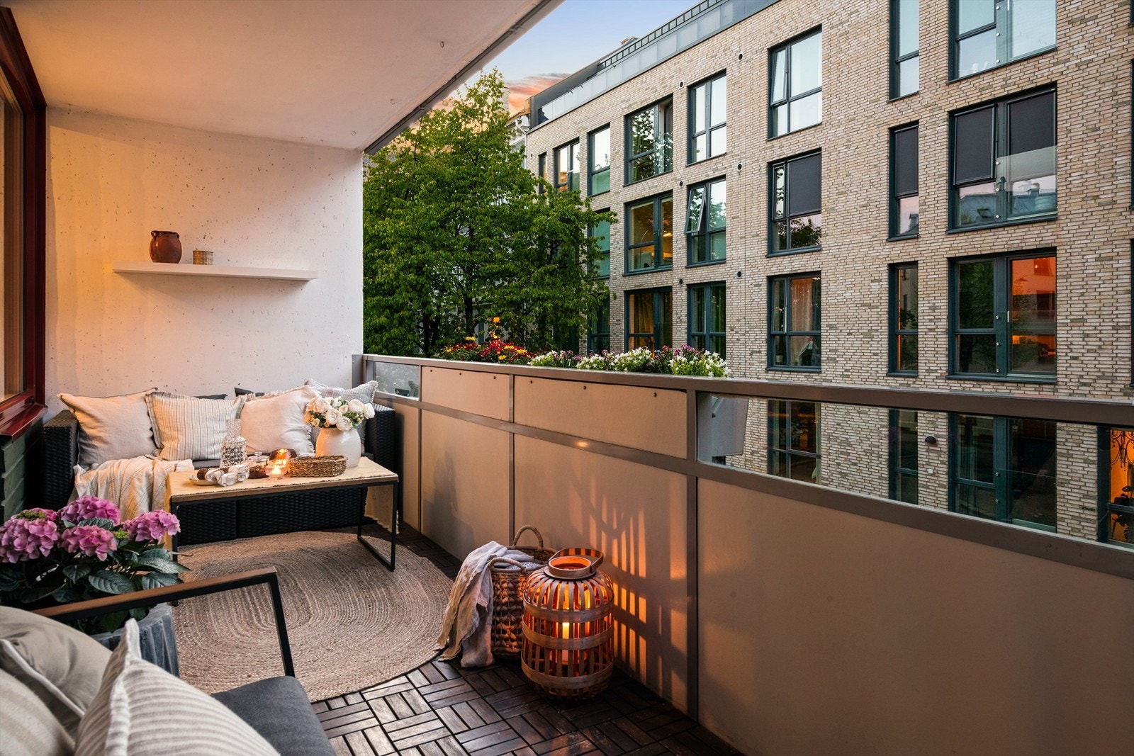 En meget tiltalende og romslig 2-roms leilighet i et hyggelig borettslag med sentral beliggenhet. Dette er leiligheten for deg som ønsker å bo "midt i smørøyet", men samtidig tilbaketrukket i stille og rolig gate. Galleribilde