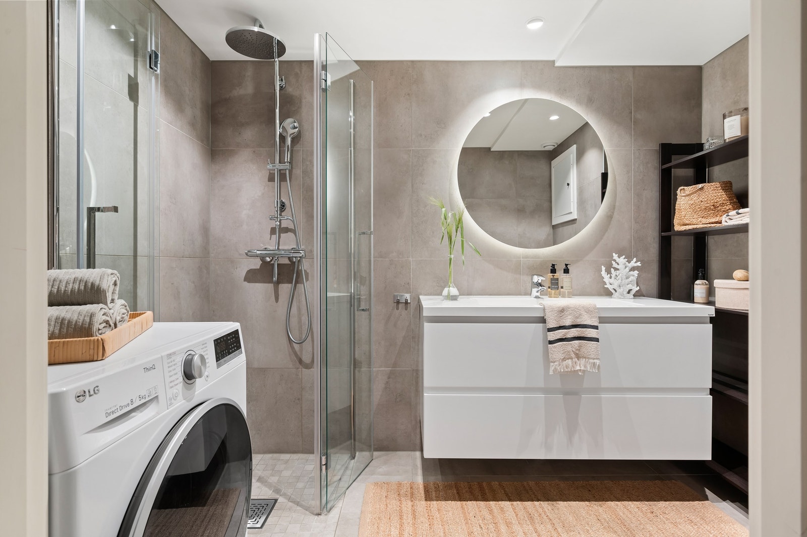 Delikat baderom renovert i 2023 i regi av borettslaget. Badet er flislagt med downlights i himlingen og gulvvarme for en lun og behagelig start på dagen. Galleribilde