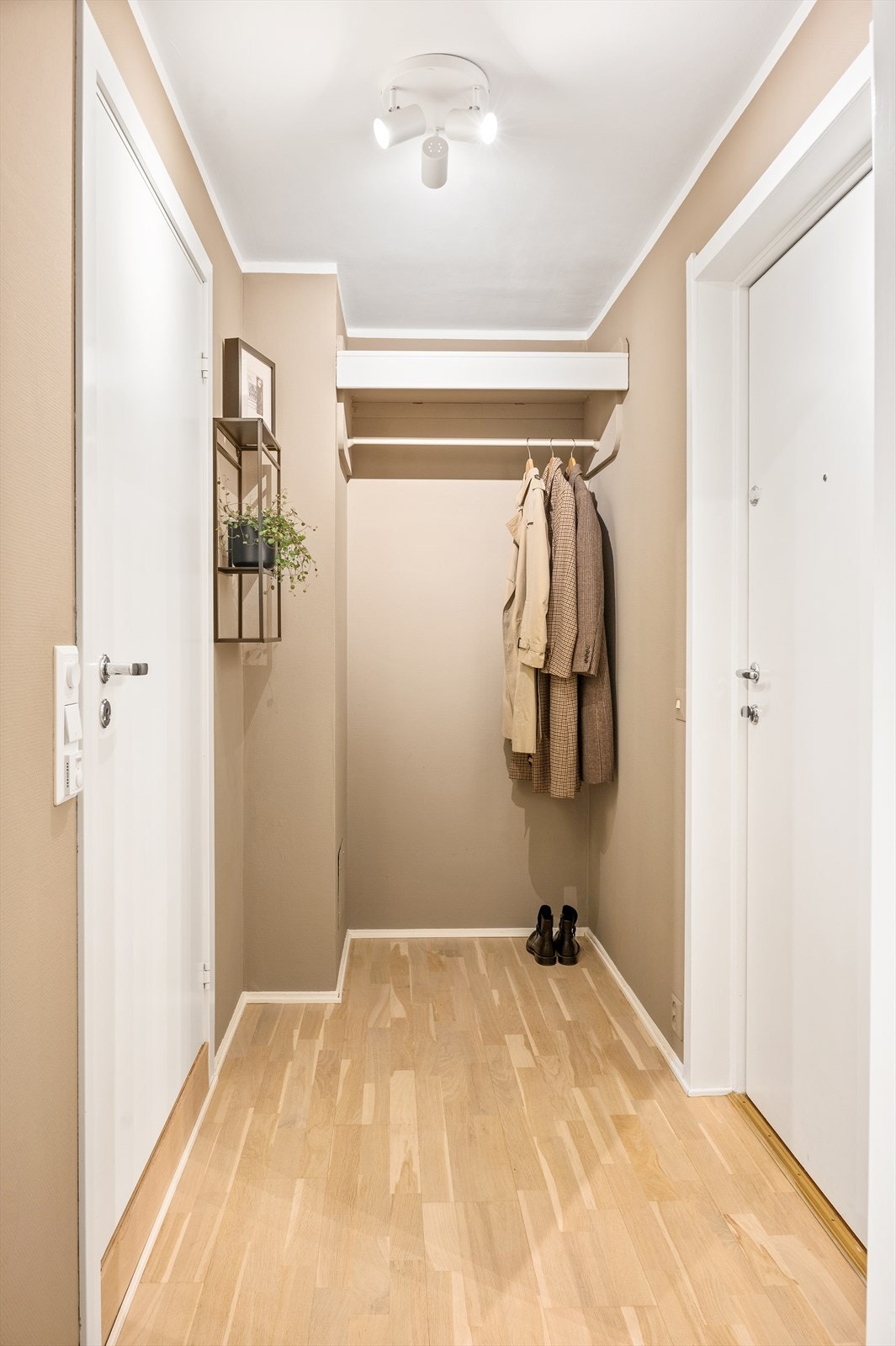 Her er det plass til å henge fra seg yttertøy og sette fra seg sko. Enkel adkomst med heis. Galleribilde