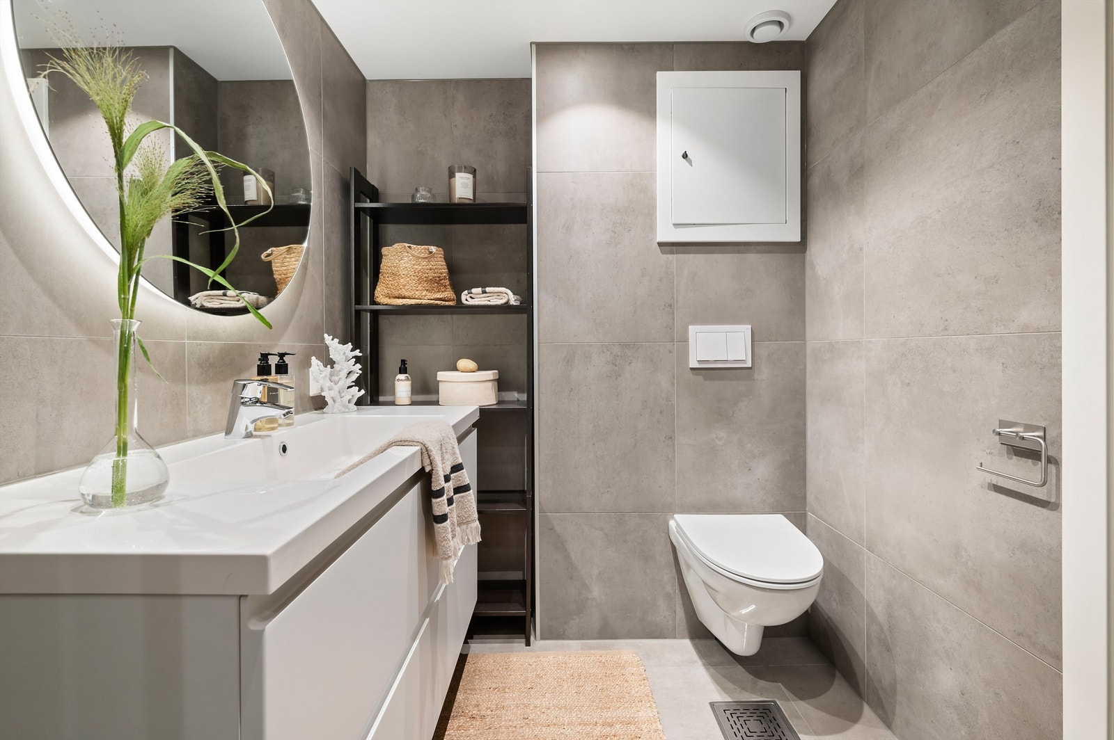 Innredningen består av servant nedfelt i innredning, speil m/lys over servant, vegghengt toalett og dusjhjørne med svingbare glassdører. Galleribilde