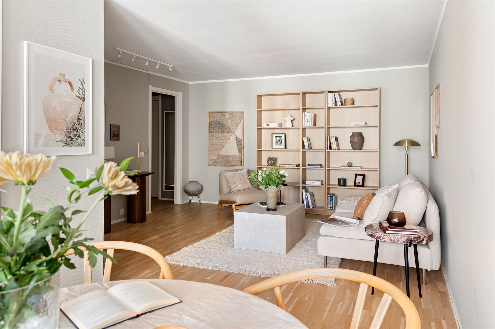 Tiltalende og moderne stue med en lys og luftig romfølelse. Det første som møter deg er store vindusflater, noe som gir en deilig atmosfære. Galleribilde