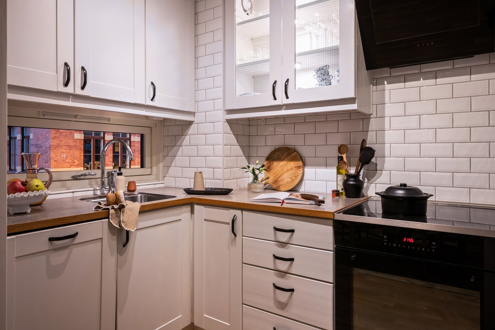 En slik type kjøkkenløsning tilfredsstiller mange behov, for deg som ønsker mye benk- og skapplass og for deg som ønsker et åpent og sosialt rom. Galleribilde