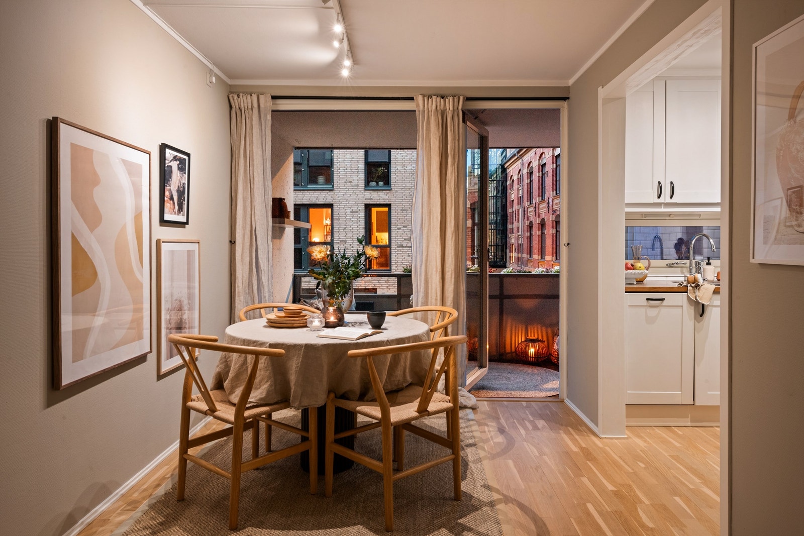 Fra stuen er det utgang til en herlig balkong på 10 kvm. Galleribilde