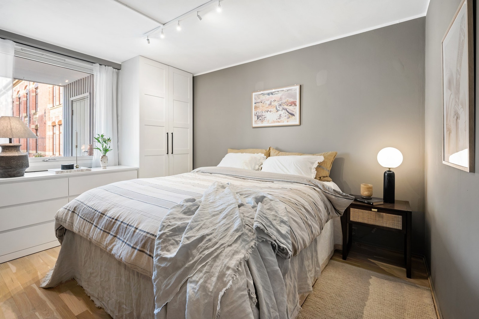 Leilighetens soverom er av god størrelse med plass for dobbeltseng og tilhørende nattbord. Oppbevaringsplass i garderobeskap, samt rom for annet oppbevaringsmøbel. Galleribilde