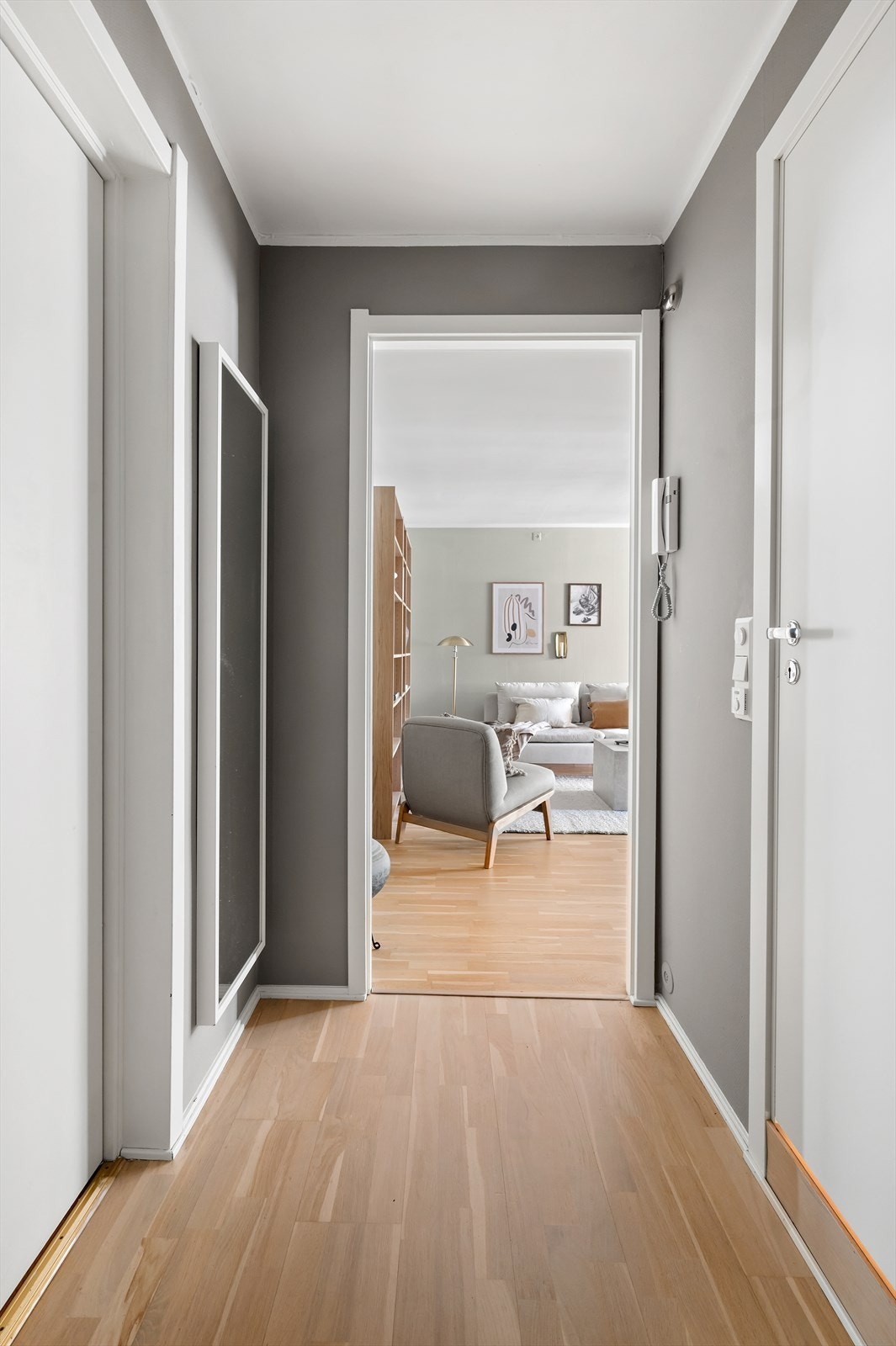 Velkommen inn! Leilighetens entré er lys og innbydende og gir et godt førsteinntrykk av boligen. Galleribilde