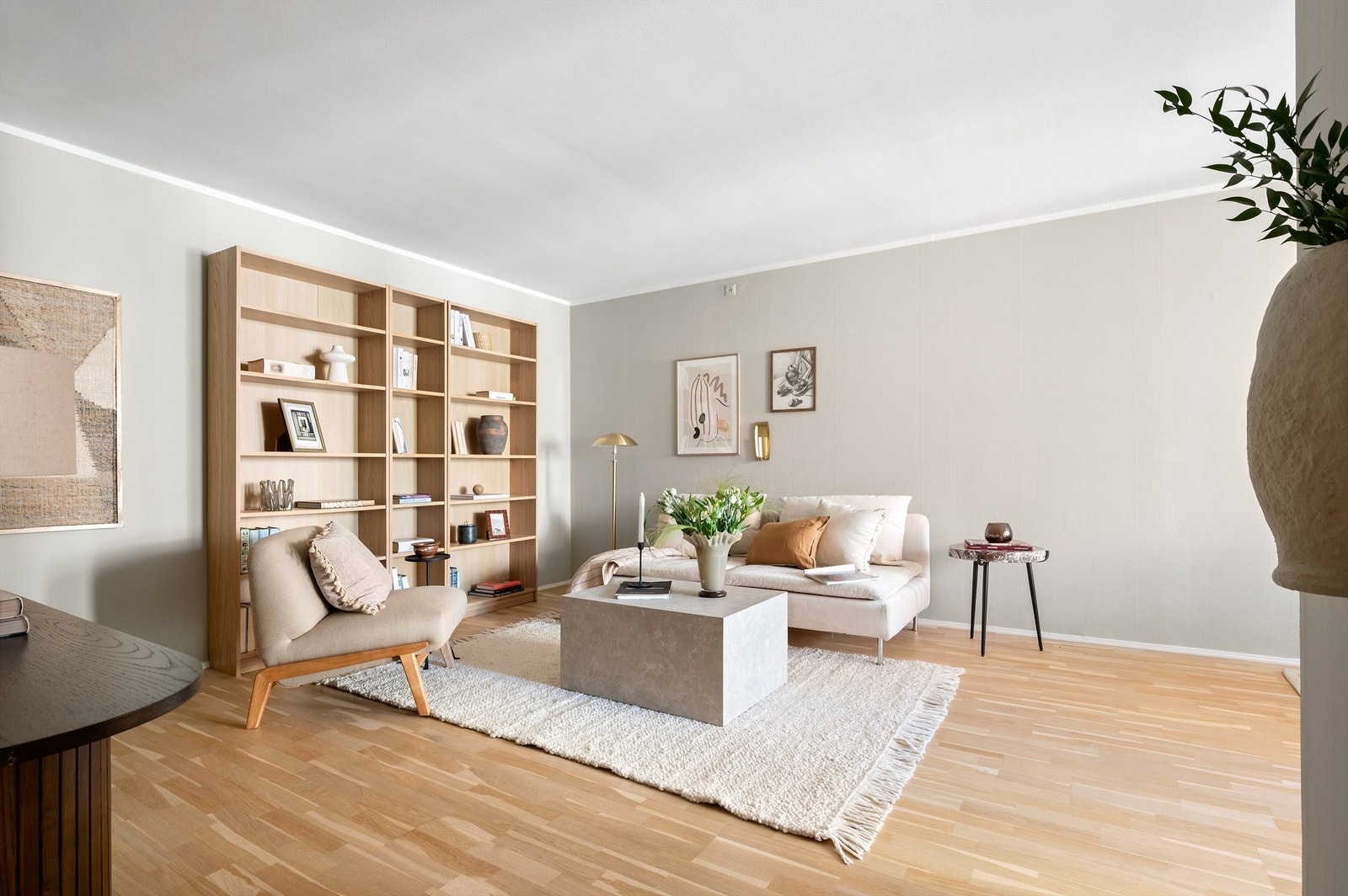 Her er det god plass til både sofagruppe, salongbord, tv-seksjon og spisebord. Galleribilde