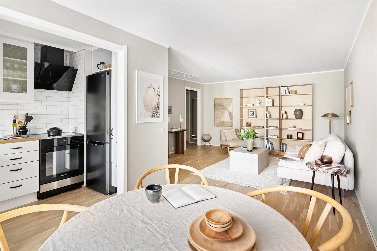 Rommet er romslig og har en veldimensjonert utforming hvor man med enkelthet kan innrede etter eget ønske og personlige stil. Overflatene er holdt i delikate fargevalg som harmonerer fint med hverandre. Galleribilde