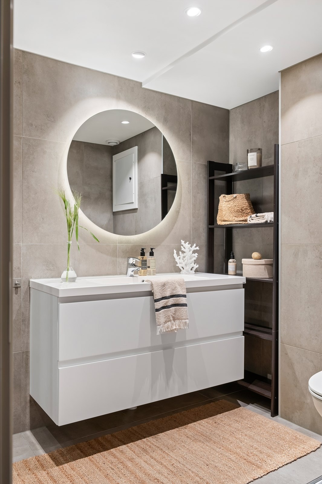 Det er opplegg for vaskemaskin og mekanisk avtrekk. Galleribilde