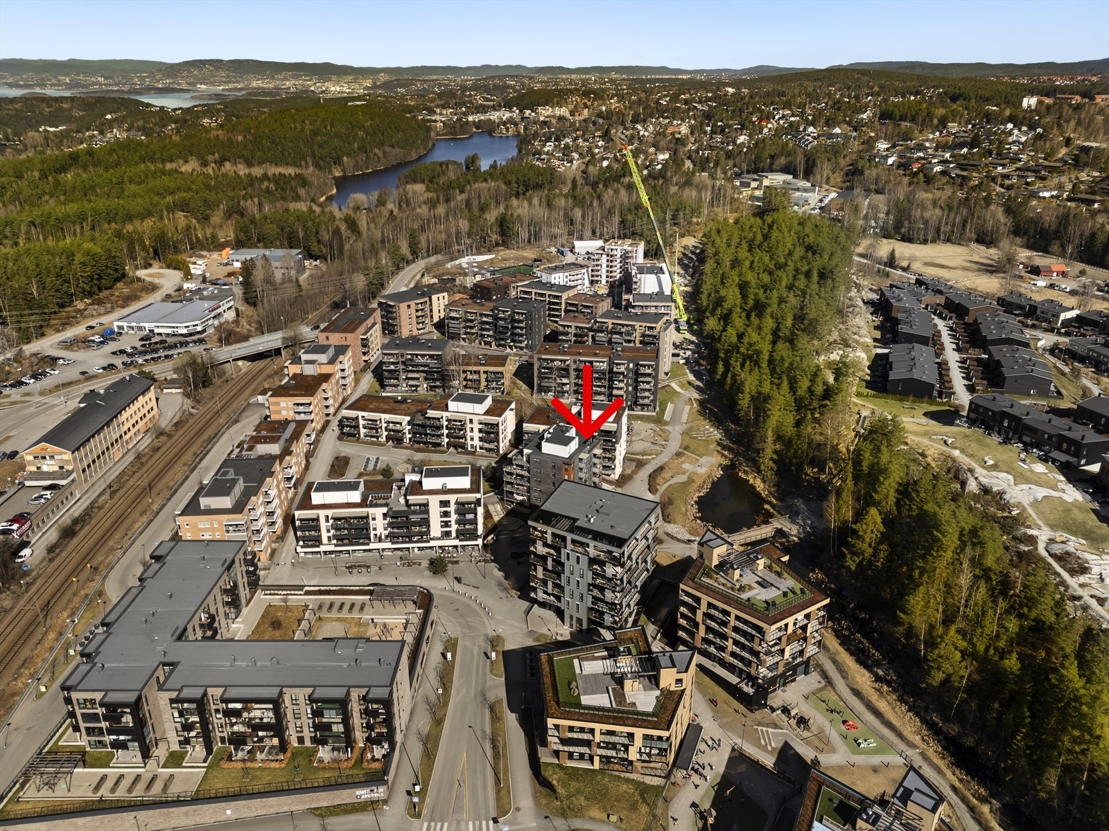 Torgkvartal med bla. matbutikk, apotek og søndagsåpent bakeri med pizzaservering mv. Galleribilde