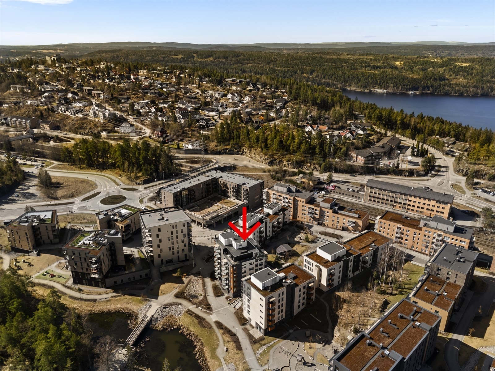 Myrvoll Stasjon har umiddelbar nærhet til marka samt buss og tog. Galleribilde