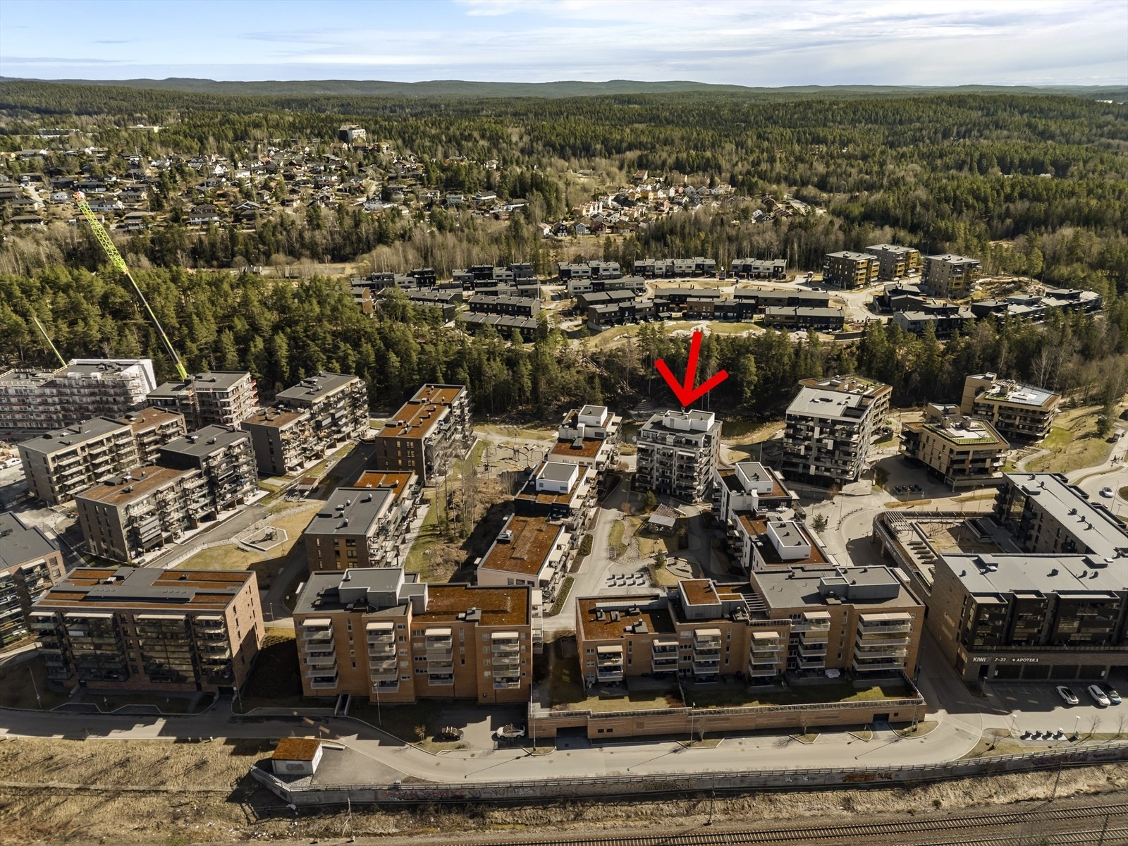 Myrvoll Stasjon har et torgkvartal med bla. matbutikk, apotek og søndagsåpent bakeri med pizzaservering mv. Galleribilde