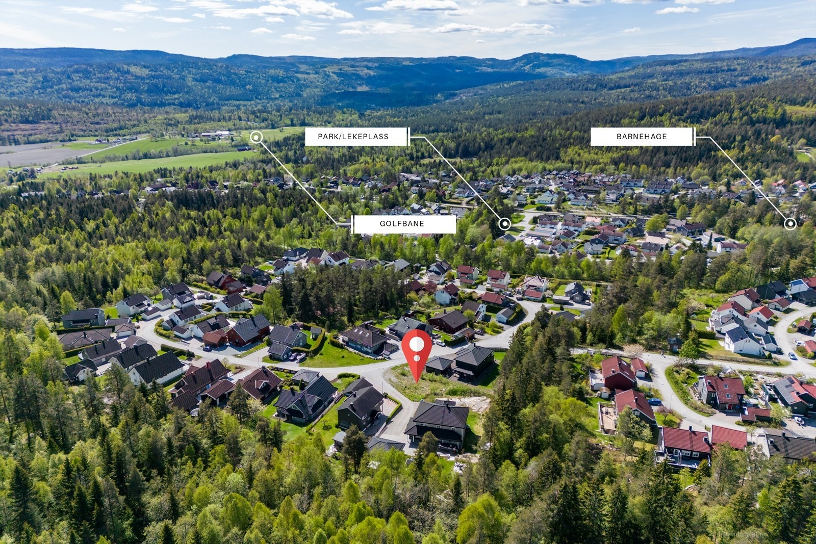Tomten ligger med kort avstand til barnehage, lekeplass og golfbane. I kort avstand er det barneskoler, ungdomsskole og flere barnehager. Det er også kort vei til flere butikker, kjøpesenter og en rekke ulike helsetjenester. Galleribilde