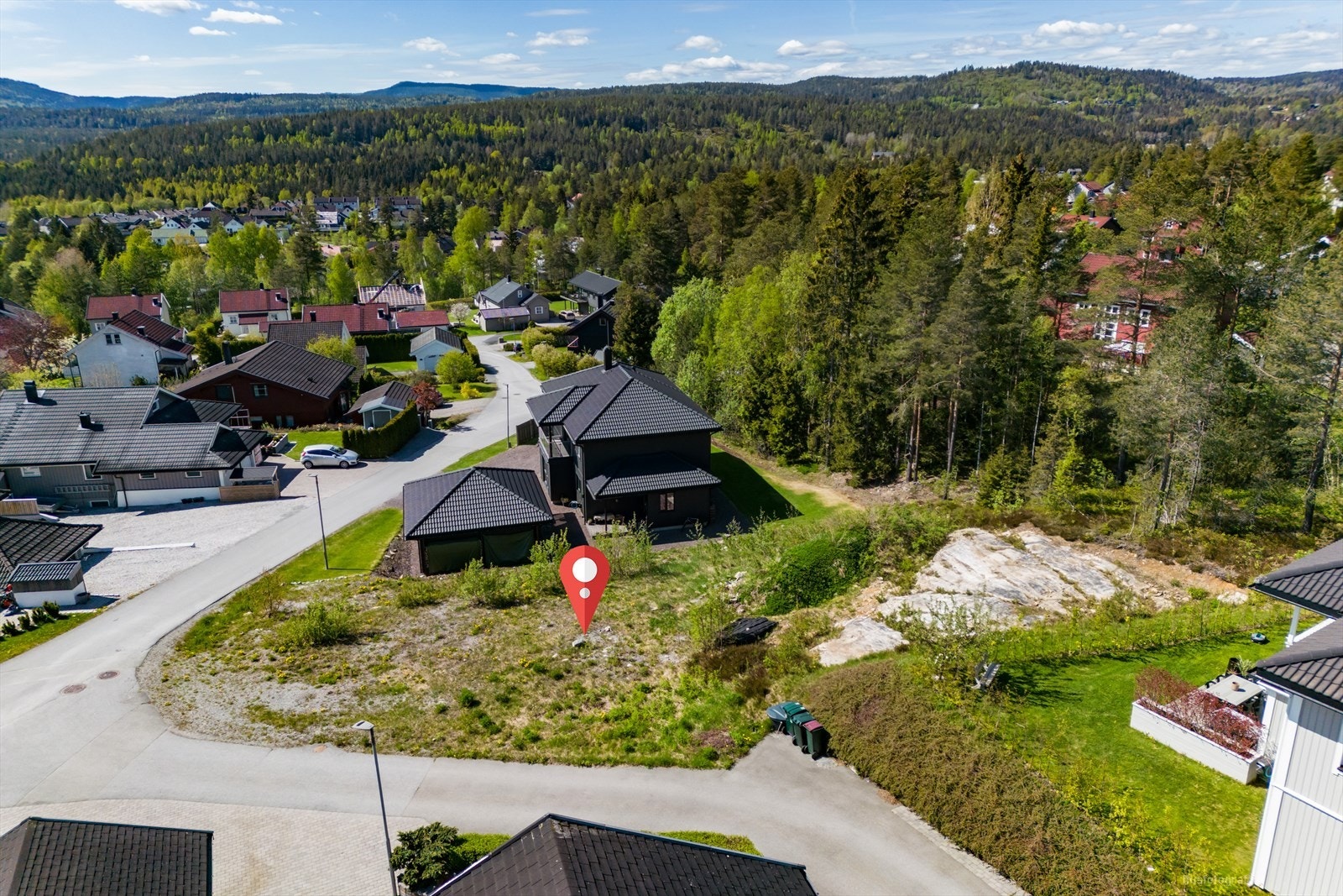 Tomten er på 738,9 m2 og ligger i en rolig gate grensende mot friareal Galleribilde