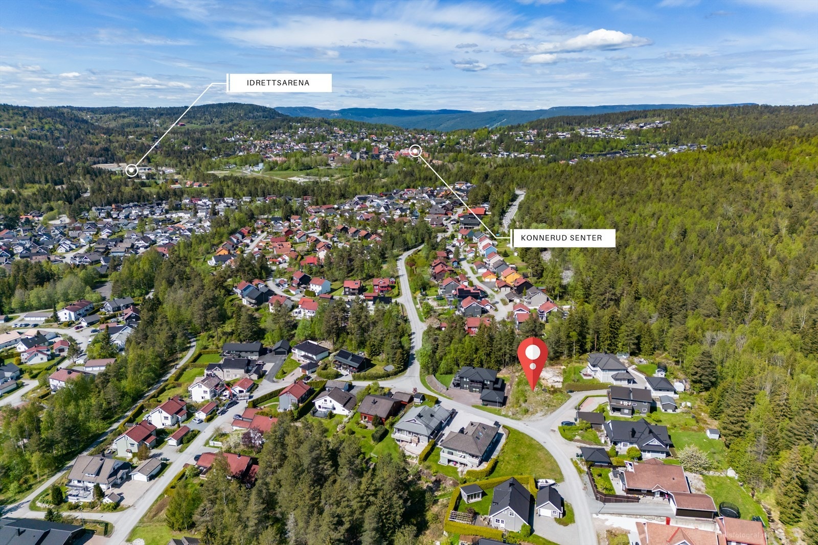 I nærområdet ligger både Konnerud stadion og Konnerudhallen. Konnerud IL er blant de største i landet og har en meget god idrettskultur. Det er også lysløype, skøyteis og treningssenter i nærheten. Galleribilde