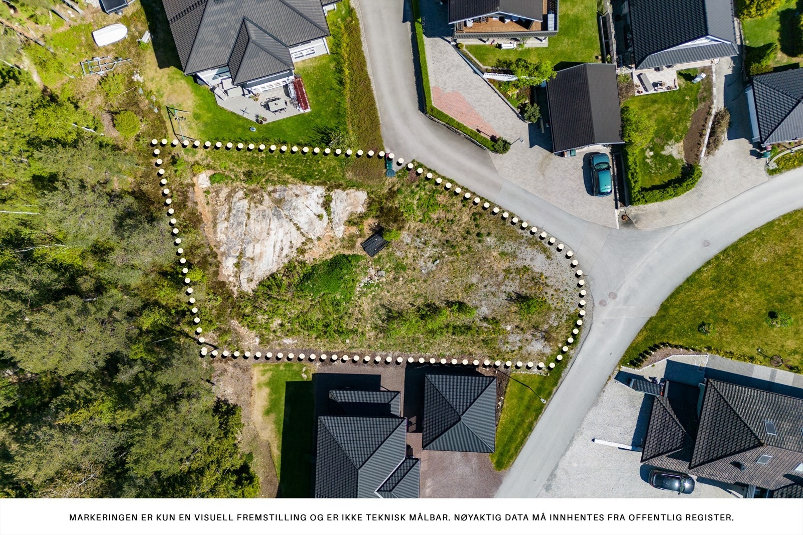 Tomten grenser mot friareal og ligger rolig og skjermet til i etablert og barnevennlig boligområde Galleribilde