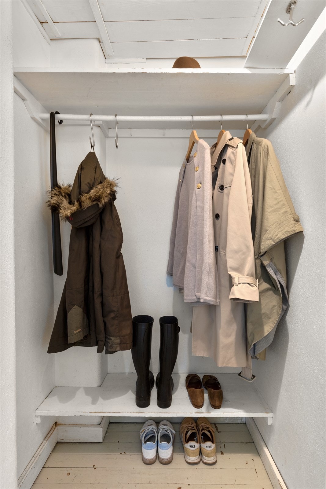 Innvendig bod/garderobe ved entréen. Galleribilde