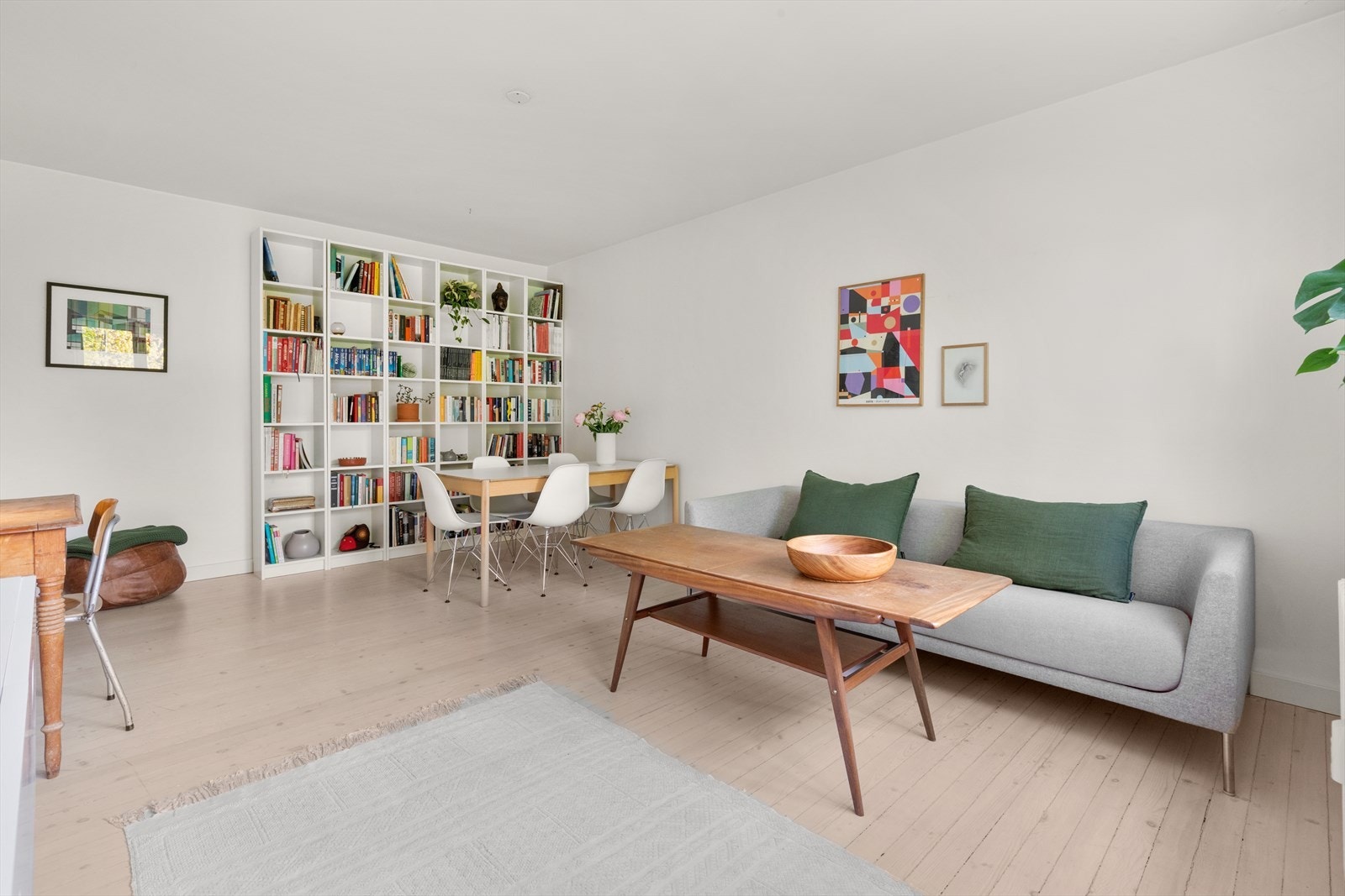 Det er god plass til sofa, spisebord og øvrig møblement. Galleribilde