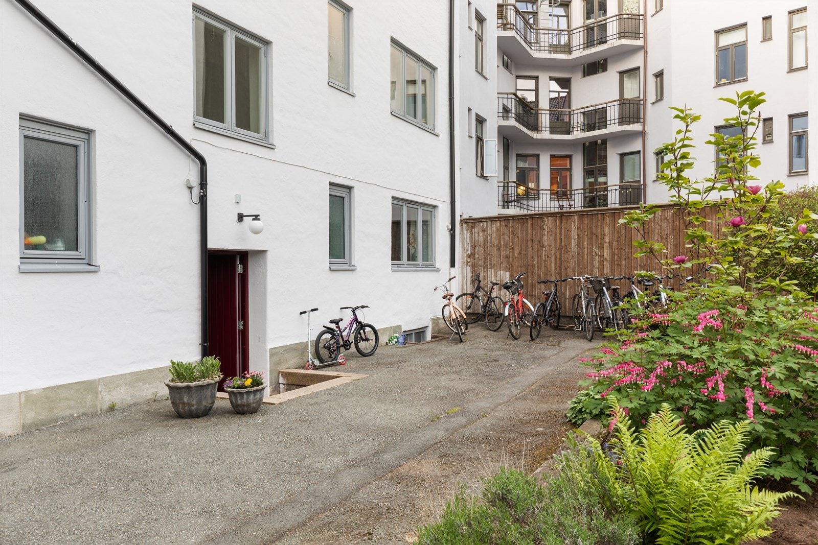Felles sykkelparkering og fellesvaskeri. Galleribilde