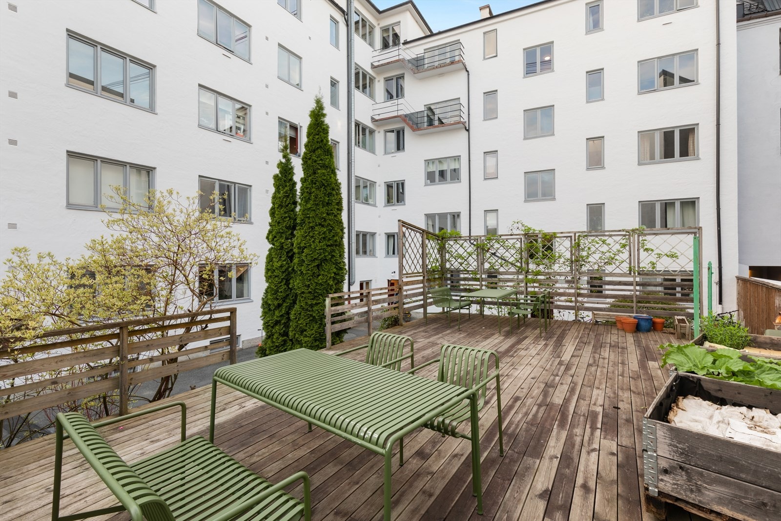 Vakkert anlagt gårdsrom med stor felles terrasse. Galleribilde
