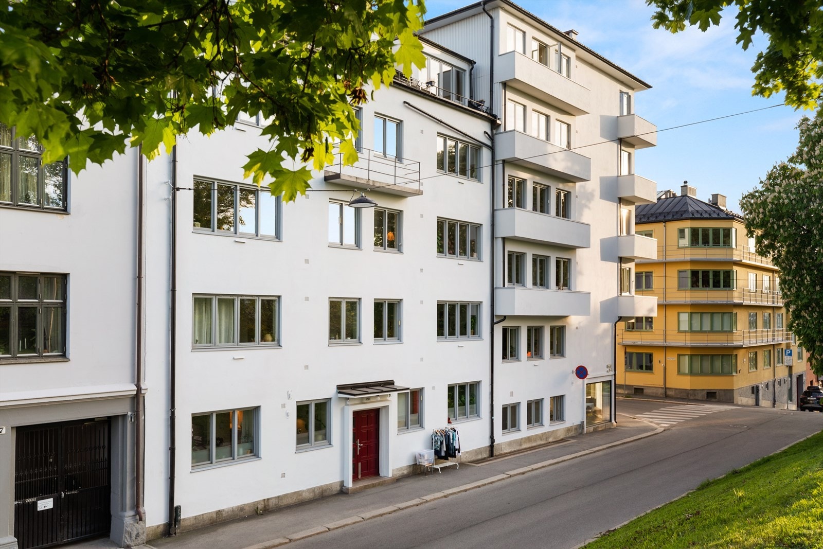 I 2019 ble taket skiftet og i 2023 ble fasaden mot gaten og bakgården renovert. Galleribilde