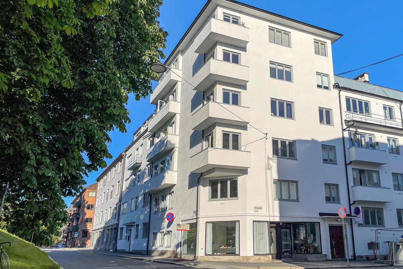 En vakker gård fra 1934 med klassisk funksjonalistisk arkitektur, preget av tidstypiske linjer og detaljer. Galleribilde