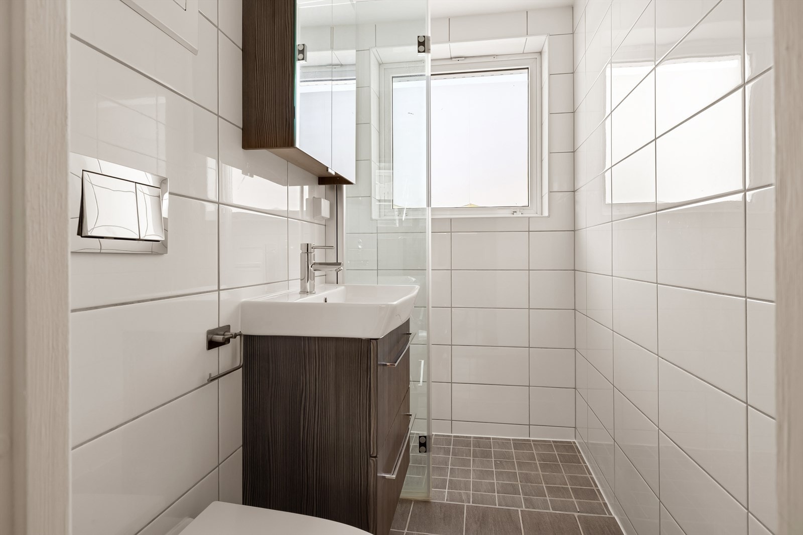 Lekkert, nyoppusset bad fra 2017 med keramiske fliser og behagelig gulvvarme. Galleribilde