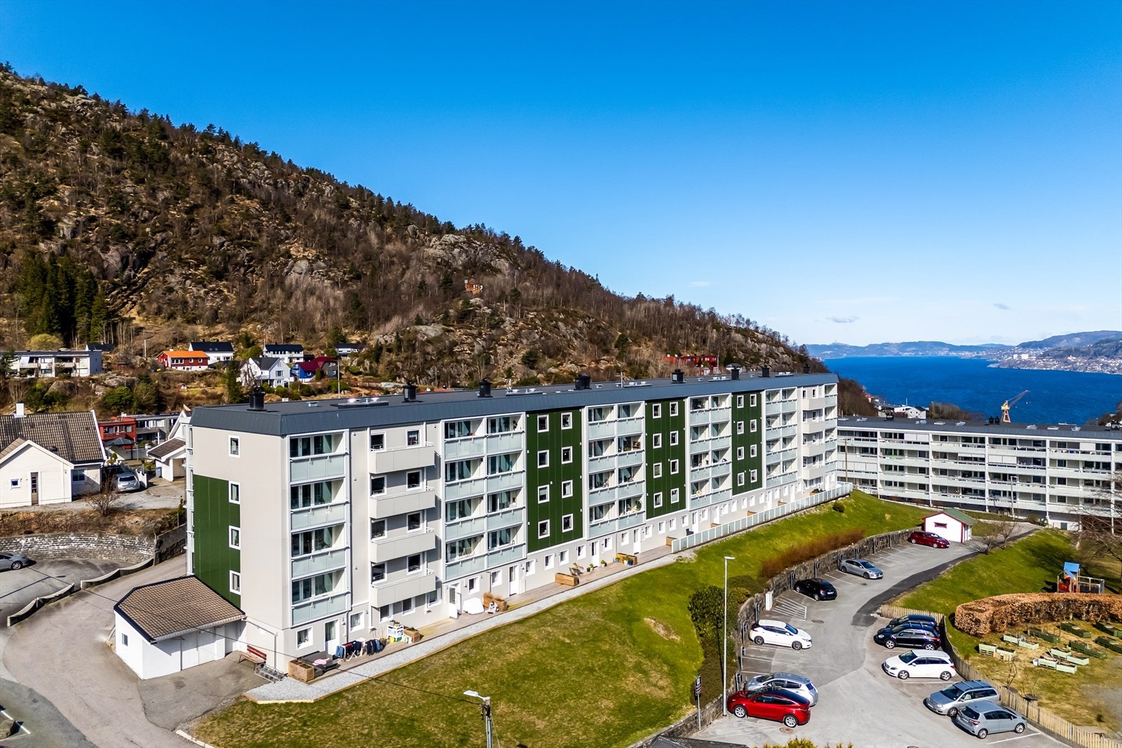 Borettslaget har nylig oppgradert fasade og etablert fantastiske markterrasser til leilighetene beliggende i underetasje. Galleribilde