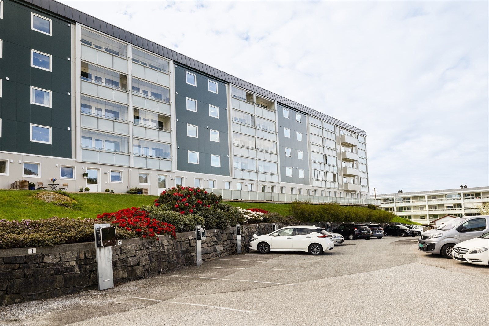 Man kan søke til styret i borettslaget om fast parkeringsplass. Borettslaget har også gjesteparkering. Galleribilde