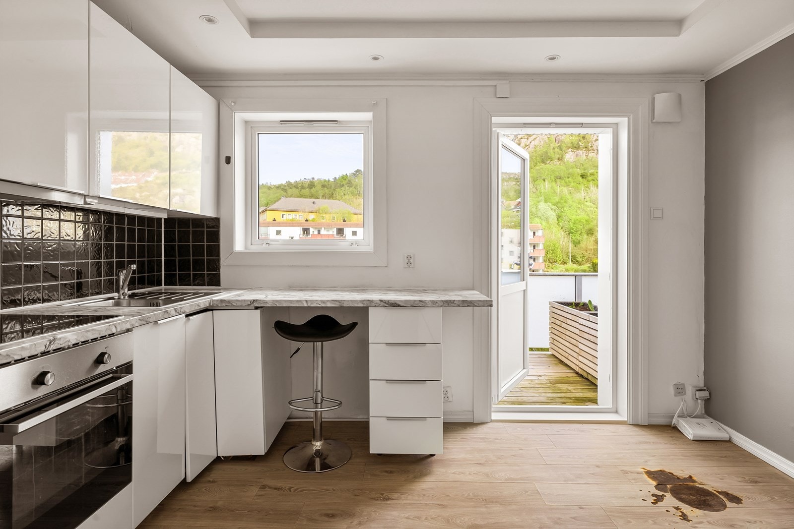 Areal effektiv leilighet med laminatgulv samt malte vegger og tak. Kjøkken fra IKEA med innredning i høyglansfronter og benkeplate i foliert laminat. Galleribilde