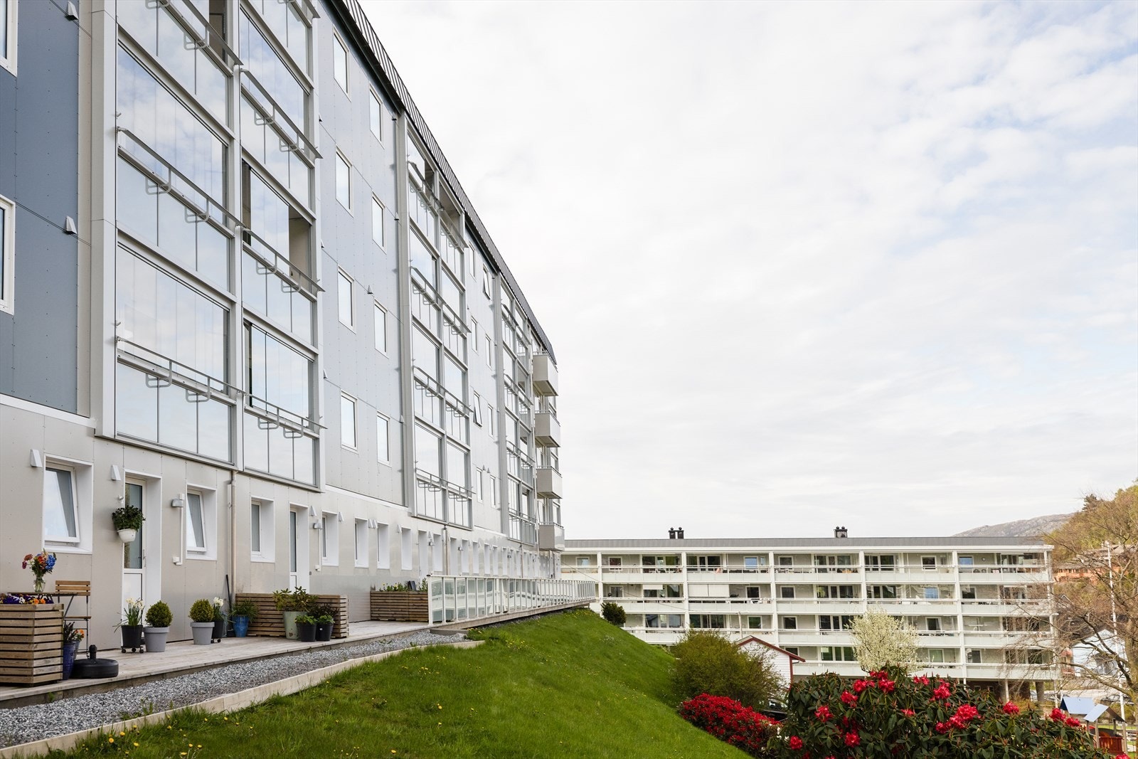 Pent opparbeidet grøntområde rett utenfor bygget Galleribilde