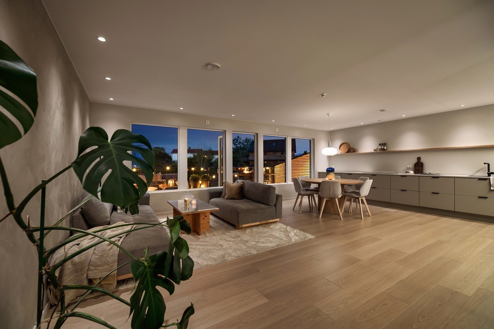 Lys og moderne stue etter renovering - her er det lagt vekt på kvalitet i alle detaljer, med nye overflater, elegant gulv og en gjennomført fargepalett. Galleribilde