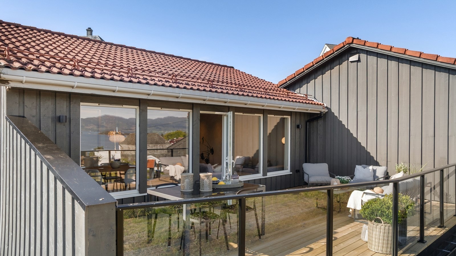 Nytt terrassebord og glassrekkverk Galleribilde