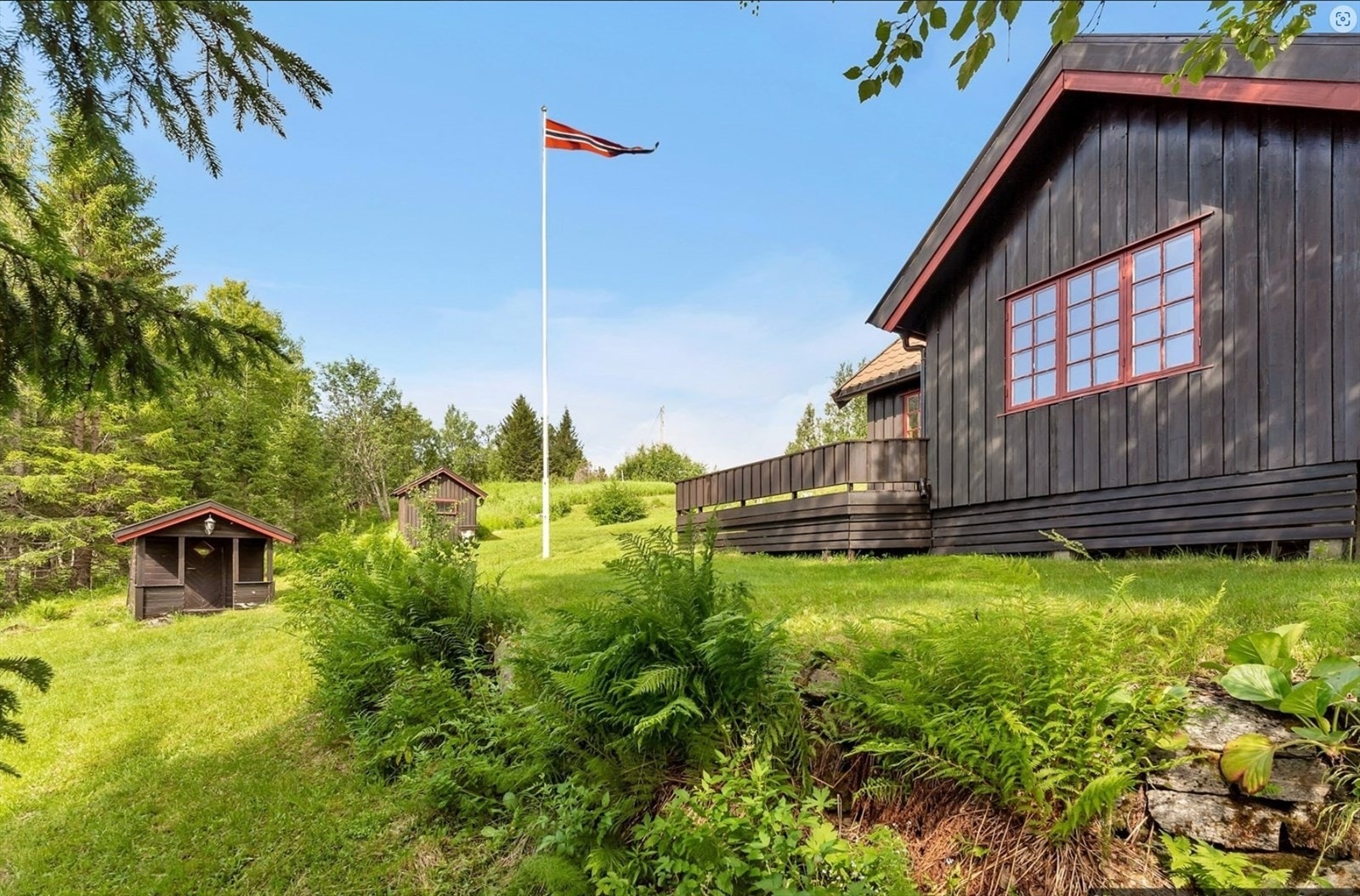 Hytta ligger fint til, usjenert på et høydedrag. Galleribilde