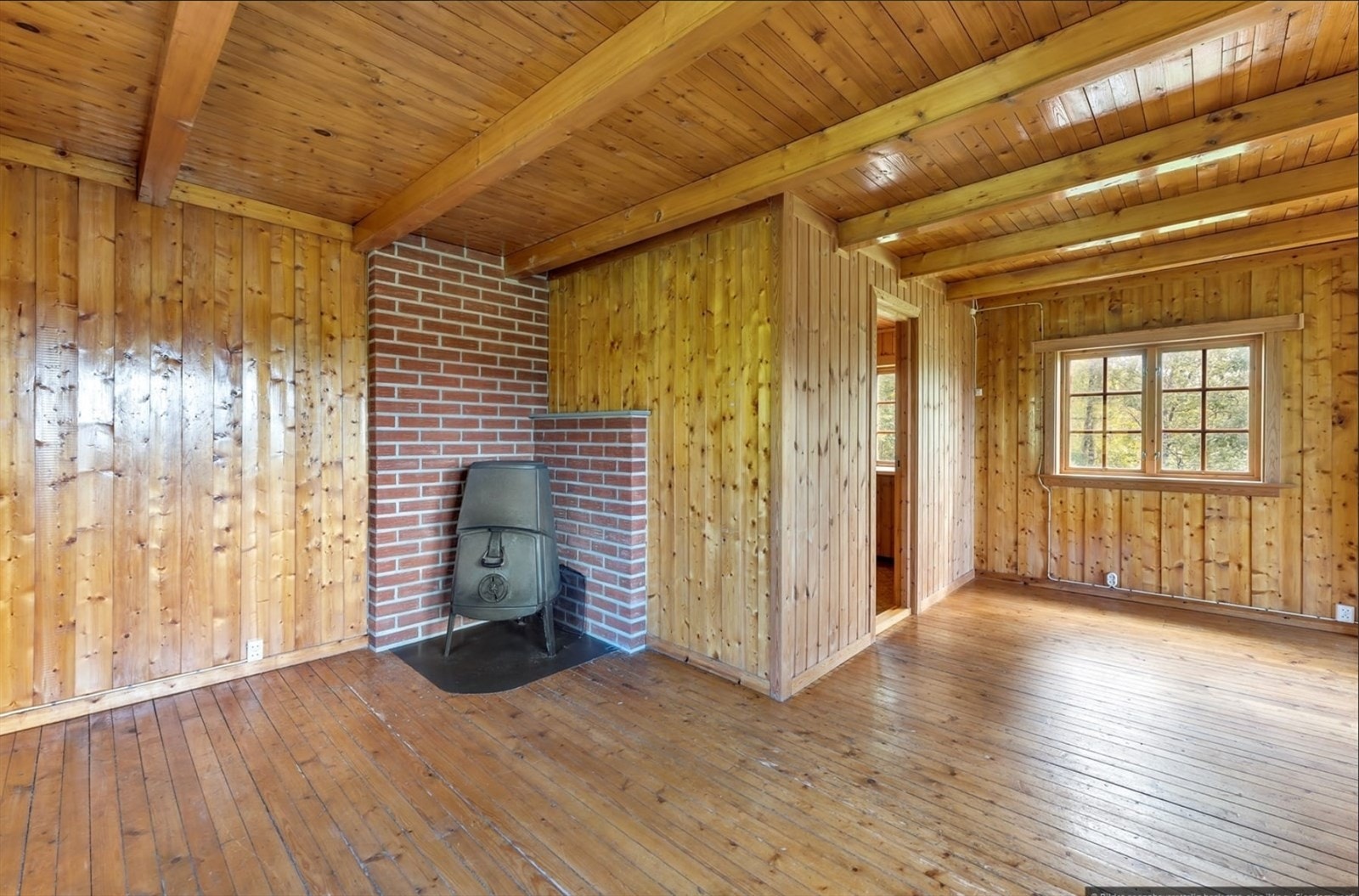 Stuedel med peisovn. Galleribilde