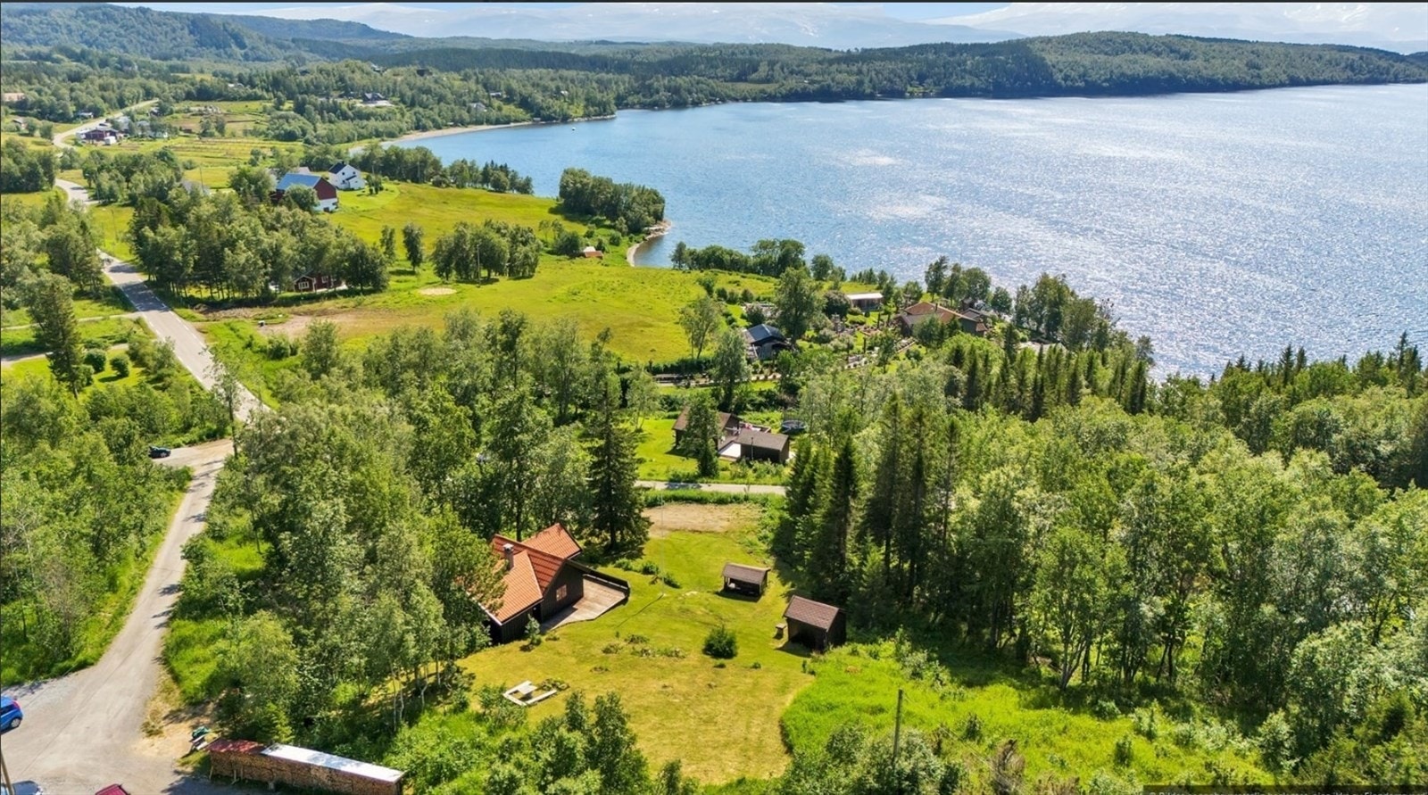 Flotte Soløyvannet, hytteeiendom med uthus og lekestue. Meget gode lys- og solforhold. Galleribilde