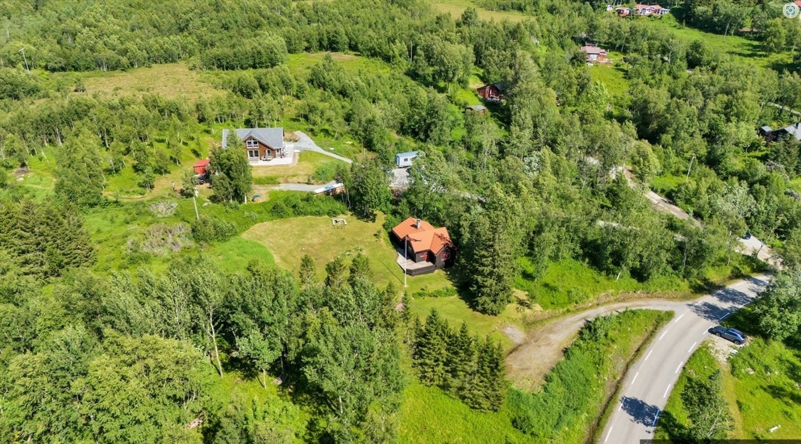 Hytteeiendom beliggende i storslåtte naturomgivelser. Parkeringsarealer i front. Galleribilde