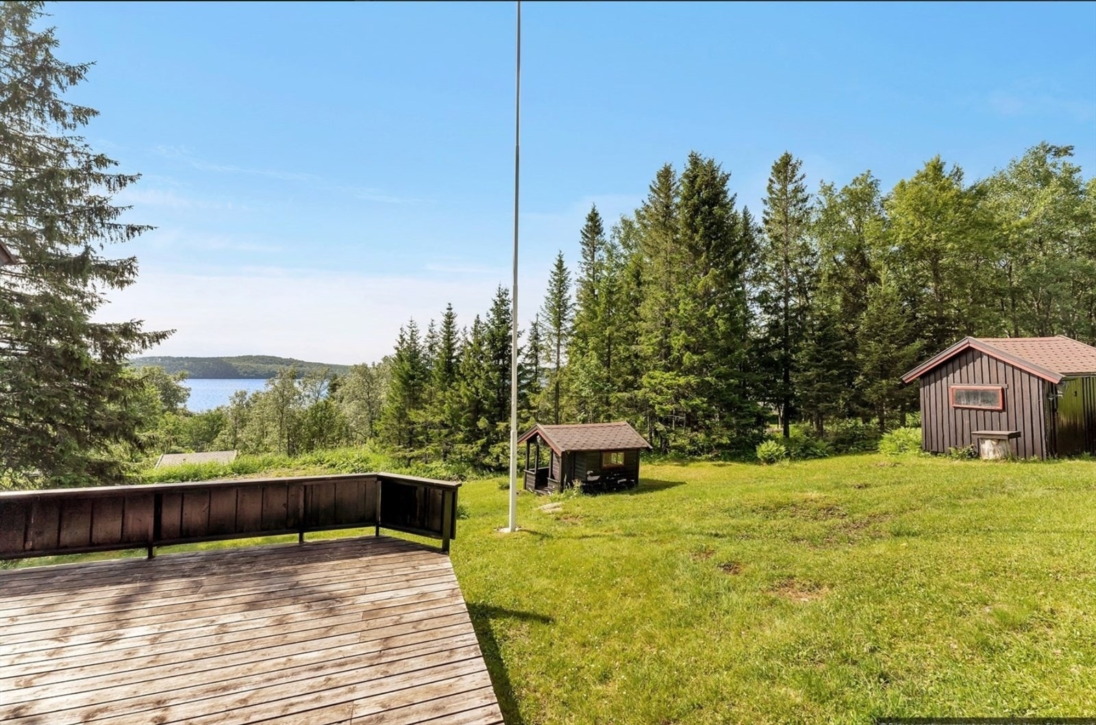 Eldre tilleggsbygninger. Uthus og lekestue. Galleribilde