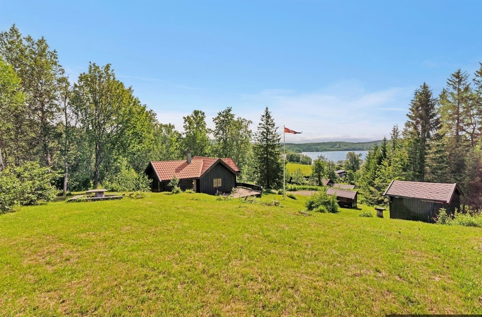 Velkommen til Soløyvannsveien 1041. Praktfull stor eiendomstomt, med flott utsikt. Galleribilde