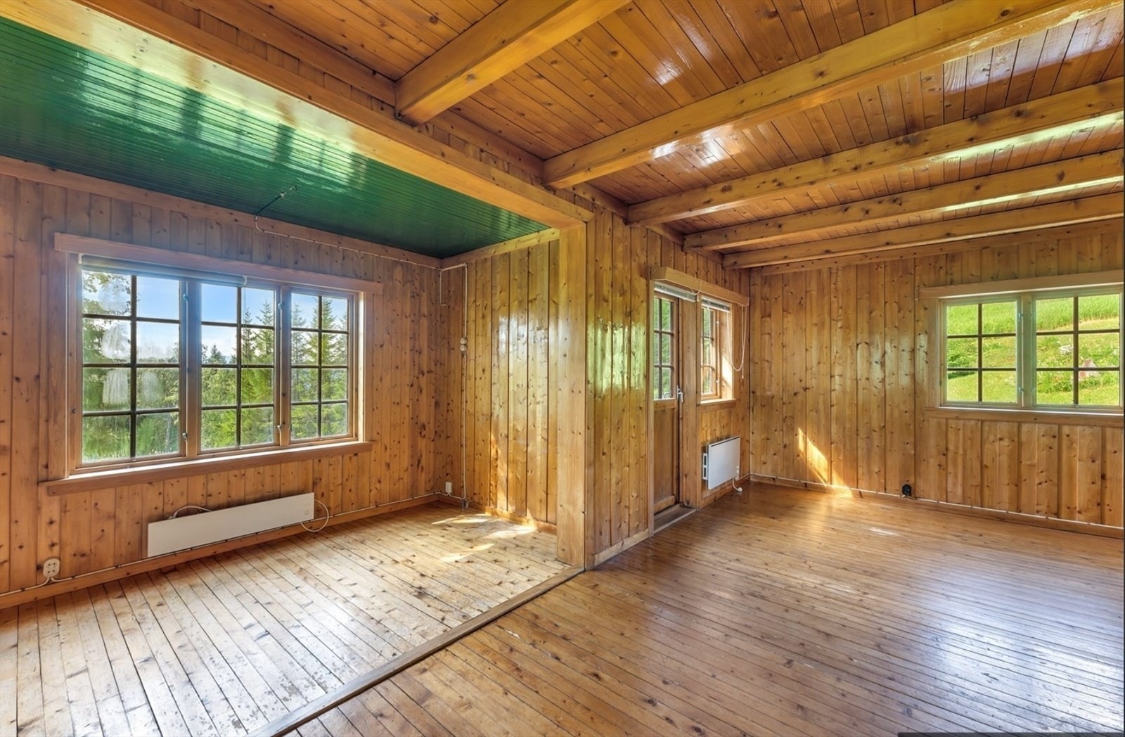 Stue med store vindusflater Galleribilde